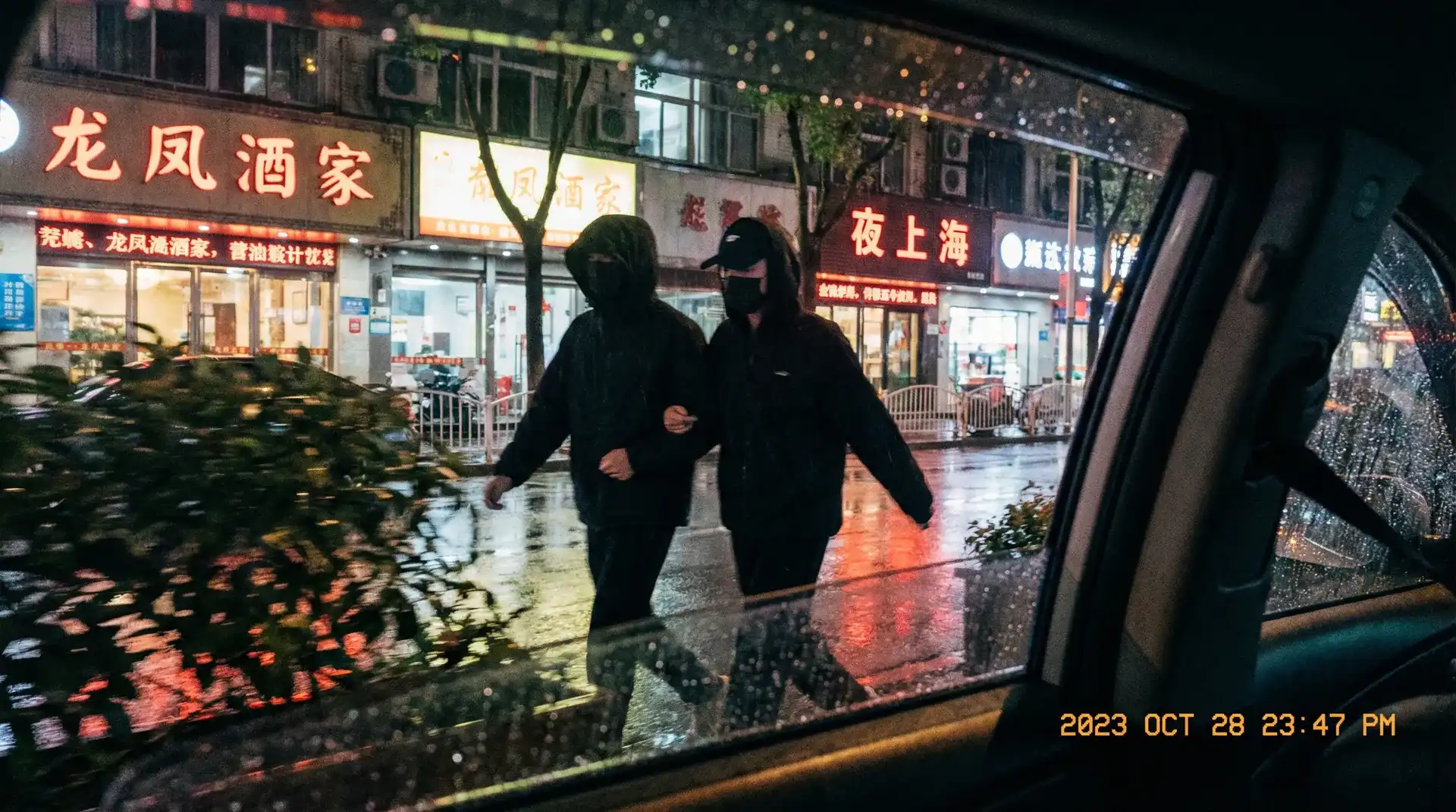 宝威体育app - 顶流明星深夜密会现场抓拍照片